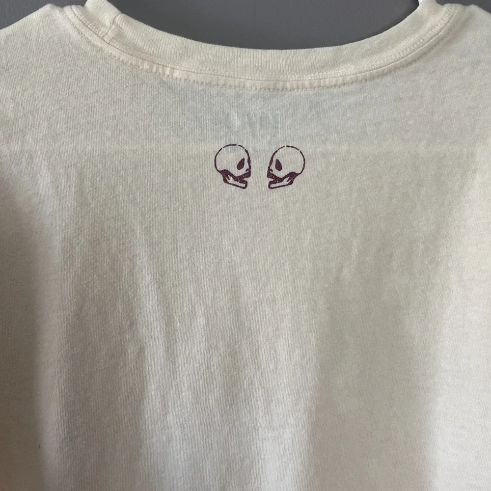 Vintage Y2K Levi's T-Shirt Mens M Cream Short Sleeve Wicked Skulls Pirate Print‎
